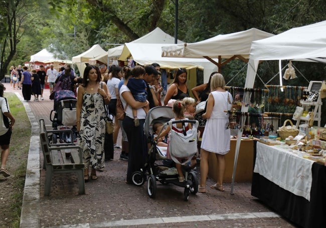 Puestos de artesanía a lo largo del paseo principal del parque de La Isla.