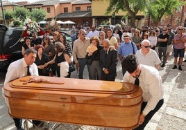 El féretro con los restos mortales de Mariano Haro es conducido a la iglesia de Santa Eugenia en presencia de sus familiares.