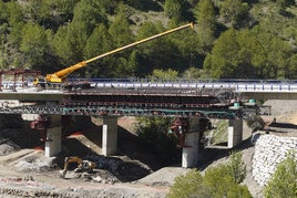 Obras de reconstrucción del viaducto de O Castro, en León.