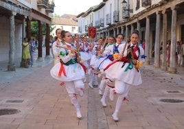 Los danzantes, por la calle Corredera de Ampudia.