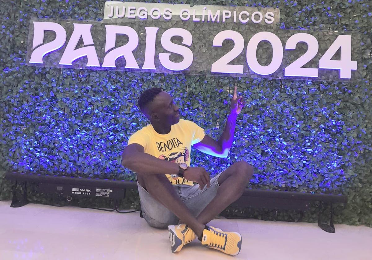 Ibrahima posa en París, donde trabaja como traductor durante los Juegos para el COE.