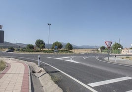 Rotonda de la CL-601 a la altura de Peñas del Erizo de la que partiría el vial hacia la estación del AVE.