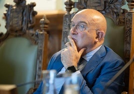 Jesús Julio Carnero, alcalde de Valladolid, durante un Pleno municipal.