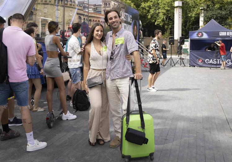 Gloria Romero y Álvaro Benito en la cola para realizar el 'casting' de Gran Hermano.