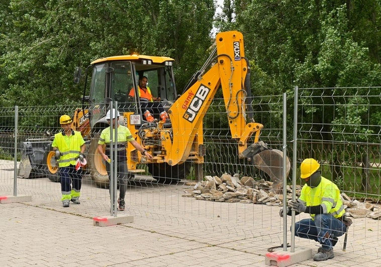 Los operarios inician los trabajos en la zona donde se ubicará el nuevo carril bici.