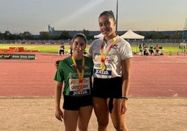 Tilena Martínez y Fiona Villarroel con sus medallas tras la competición de peso.