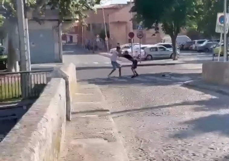 Secuencia de un vídeo que recoge una pelea en el paseo de Versalles de Medina del Campo.
