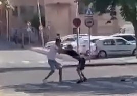 Secuencia de un vídeo que recoge una pelea en el paseo de Versalles de Medina del Campo.
