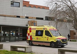 Una ambulancia en el centro de salud de La Puebla, en una imagen de archivo.