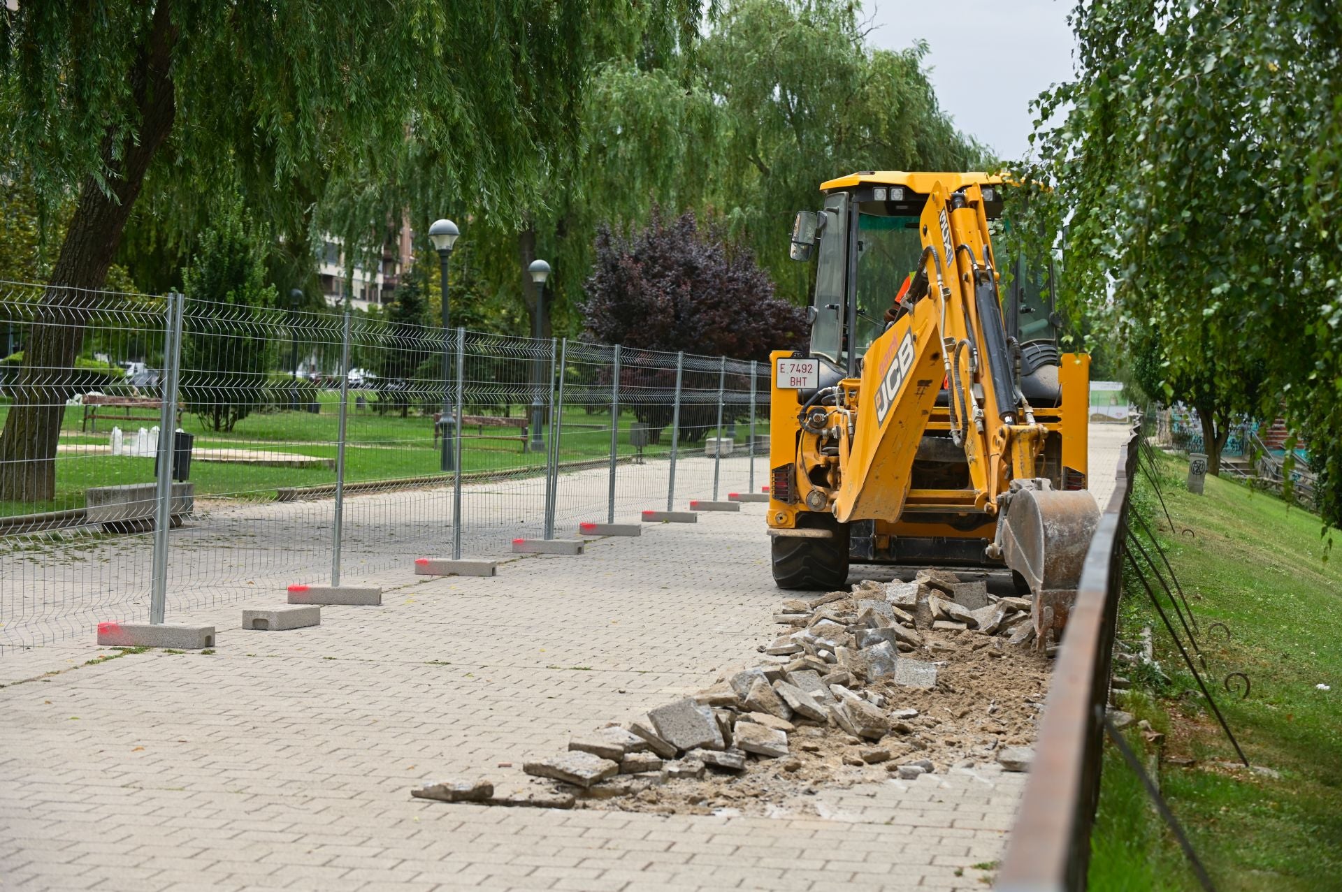 Empiezan las obras para destruir el carril bici de Isabel La Católica