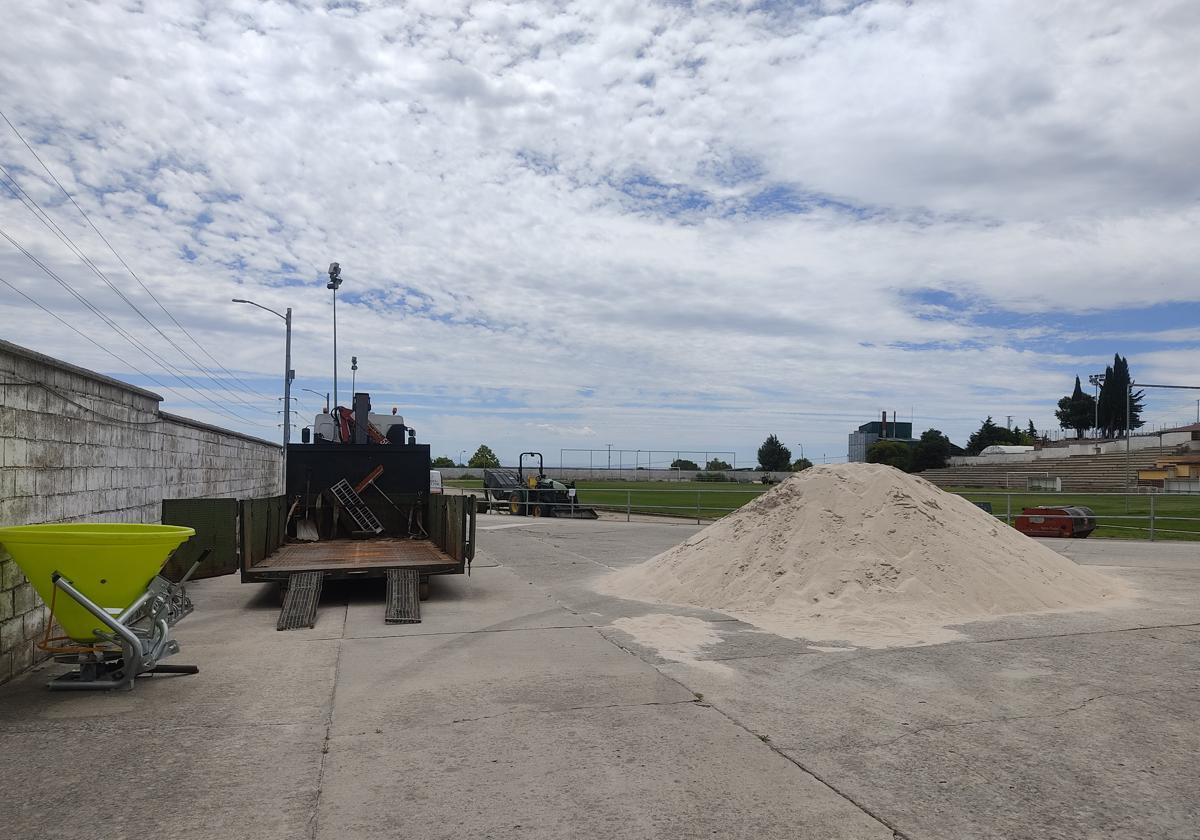 Obras en el campo de fútbol de Santa Clara