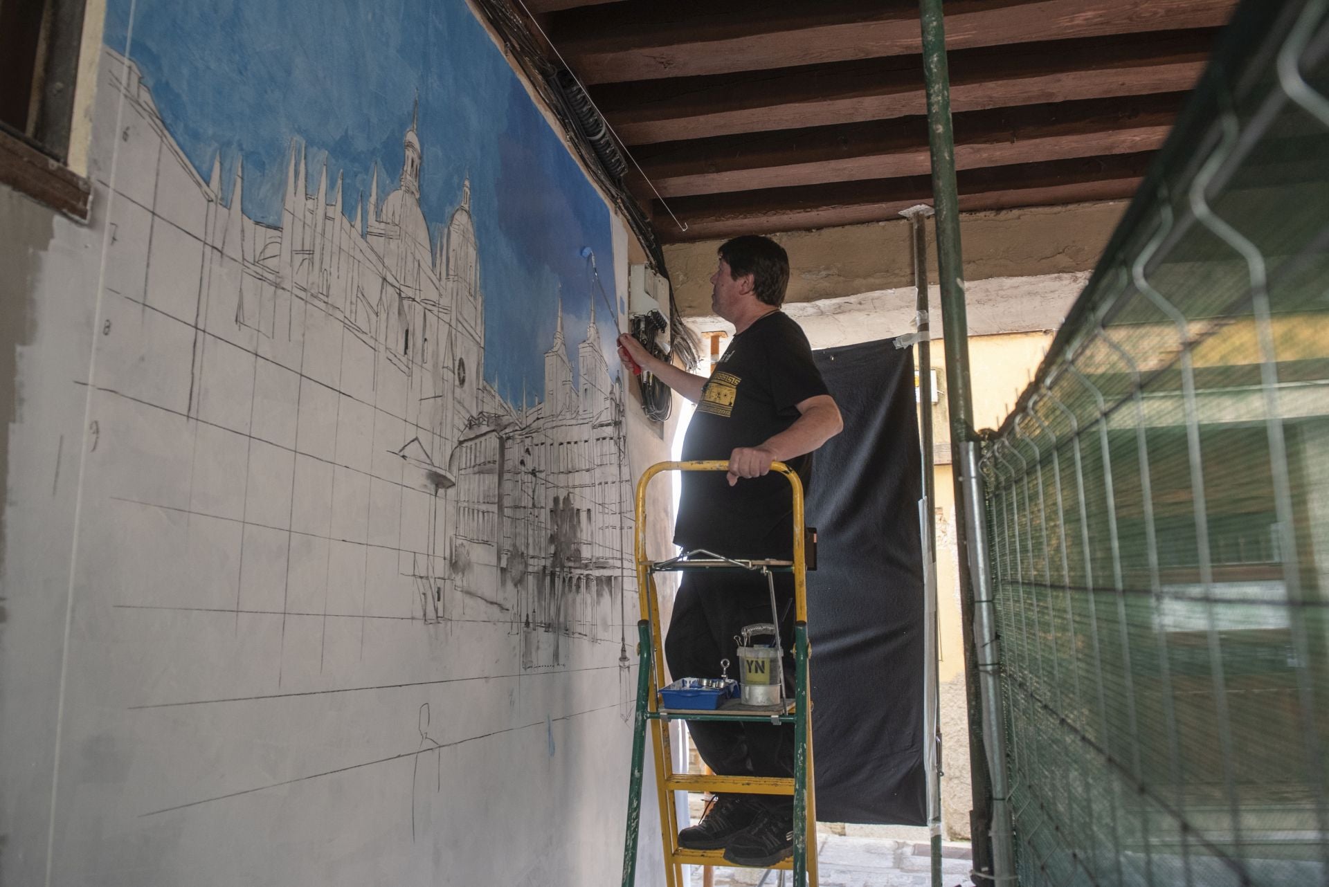 José Luis López Saura, durante los trabajos para pintar el mural en la travesía del Patín.