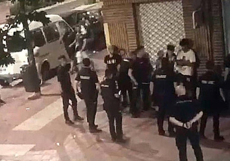 Fotograma del vídeo en el que los agentes golpean a los jóvenes en la avenida de Segovia.