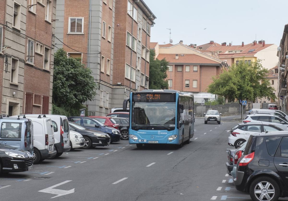 Un autobús se dirige al Acueducto a través de Soldado Español por las obras de Padre Claret.