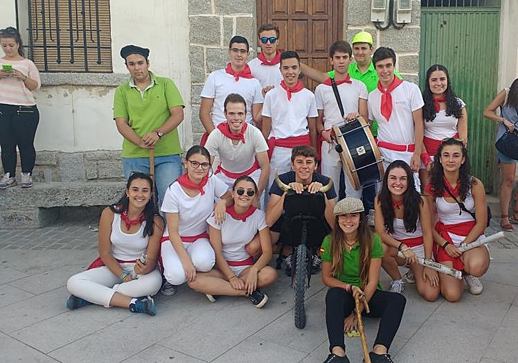 Los peñistas, en otro momento de la fiesta.