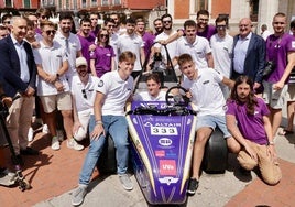 Acto de presentación del coche de carreras del Vall Racing Team en la Plaza Mayor.