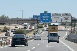 Coches y camiones circulan por la A-62.