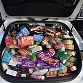 Roban más de 2.000 euros en productos de un súper e intentan atropellar a una empleada