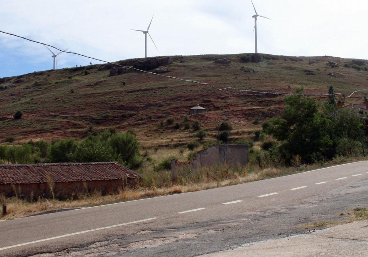 Conjunto de molinos instalados en Pradales para la generación de energía eólica.