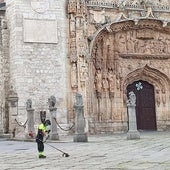 El desbroce de hierbajos llega a la Plaza de San Pablo