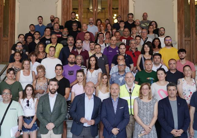 Foto de familia en la escalinata del Ayuntamiento de los nuevos peones junto al alcalde y los concejales.