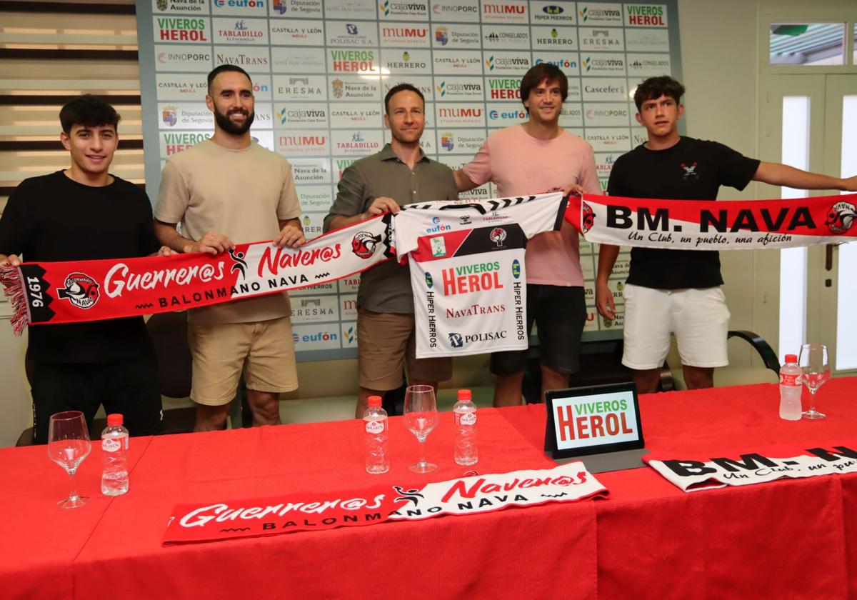 Los nuevos fichajes del Balonmano Nava, durante su presentación.