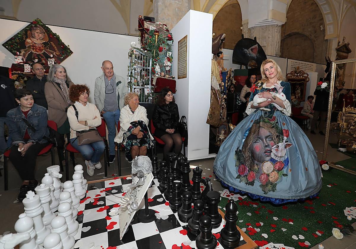 Rosana Largo celebra los dos años del Museo de los Cuentos y la Ciencia con un vestido inspirado en Alicia en el país de las maravillas.