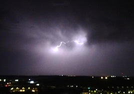Los rayos iluminan la madrugada sobre Valladolid al filo de la medianoche.