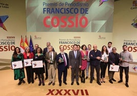 Foto de familia de los galardonados con los XXXVII Premios Francisco de Cossío.