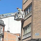 Una fuga obliga a los Bomberos a entrar en autoescala en una vivienda del centro