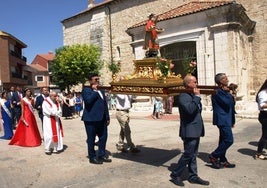 Procesión por las calles de Pedrajas con motivo de la festividad de San Esteban.