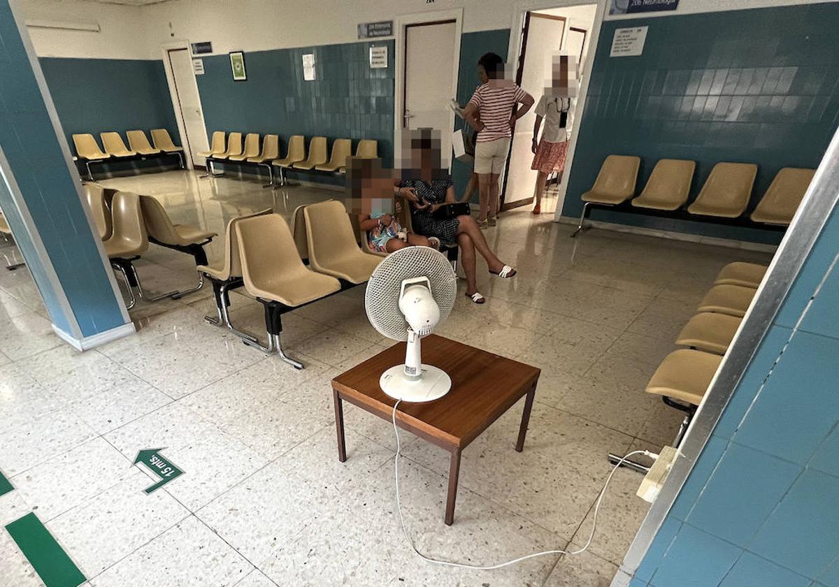 Ventilador colocado sobre una mesa en la sala de espera del centro de especialidades de Pilarica.