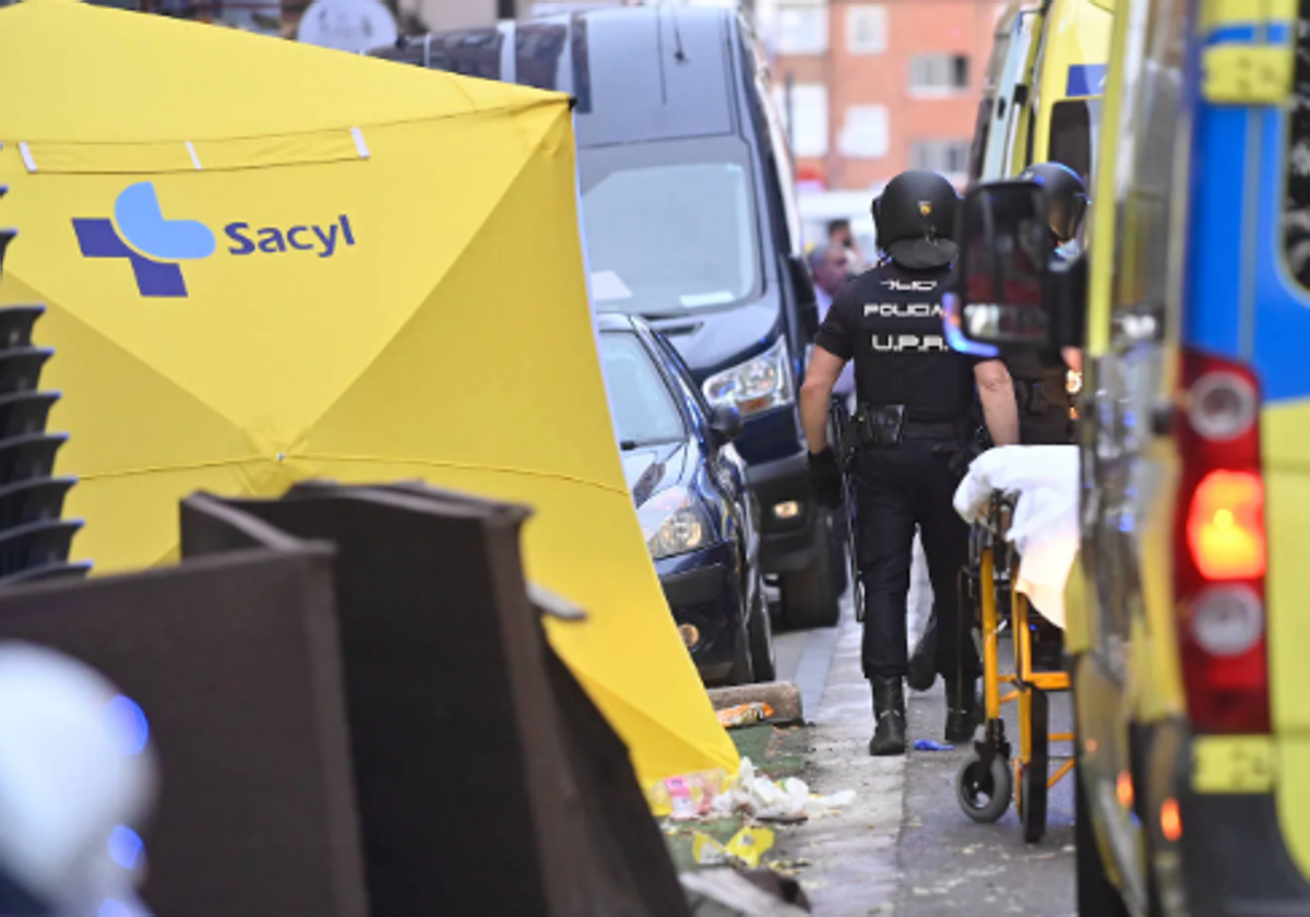 Policía y sanitarios, en la calle Águila en día de los hechos.