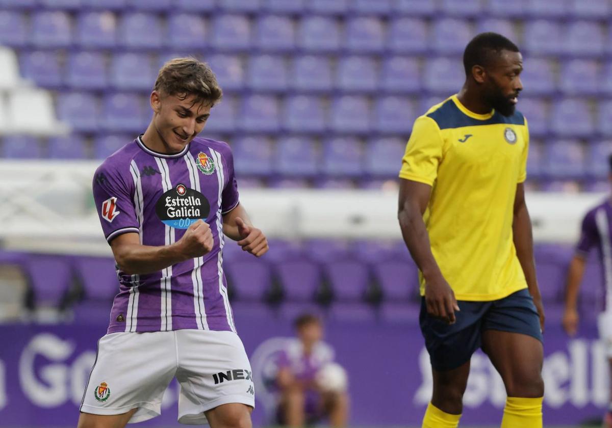 Chuki celebra su gol ante el Pau FC.