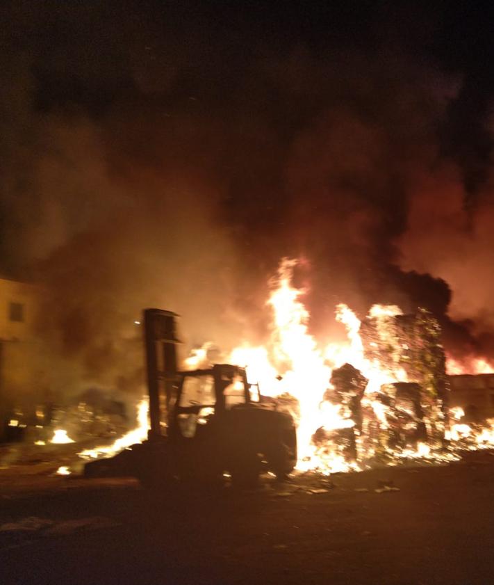 Imagen secundaria 2 - Diferentes fases por la que pasó el incendio de la fábrica.