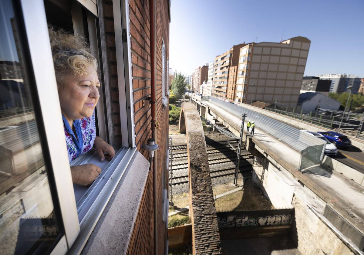 Ana Raquel Ercilla, asomada a la ventana de su casa, frente al viaducto del Arco de Ladrillo.