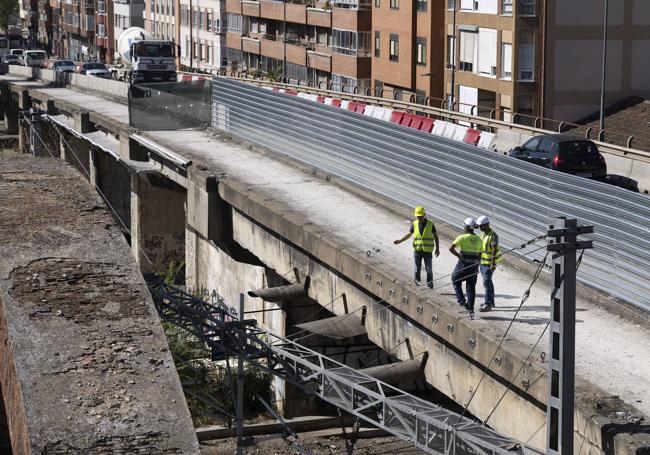 Vasrios operarios, este miércoles en las obras de Arco de Ladrillo.