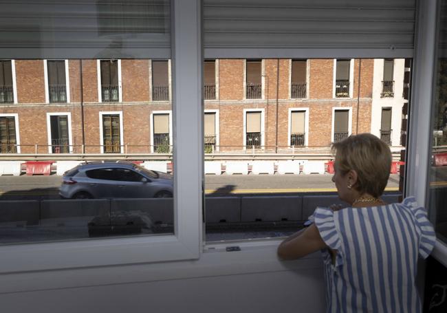 Pilar Moreno, asomada a la ventana de uno de los dormitorios de su vivienda.