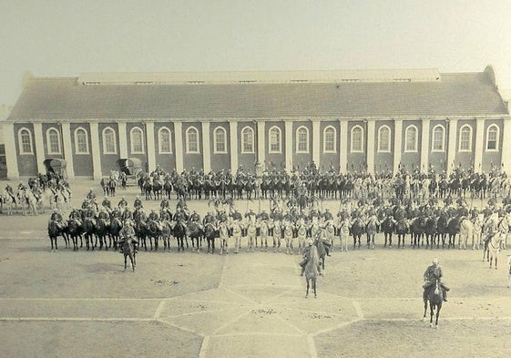 El regimiento de Caballería Farnesio formando en el patio del cuartel Conde Ansúrez al poco de su inauguración a principios del siglo XX.