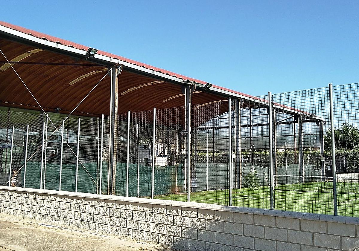 Canchas de multideporte, tenis y pádel del complejo deportivo municipal Prado Ancho de Íscar.