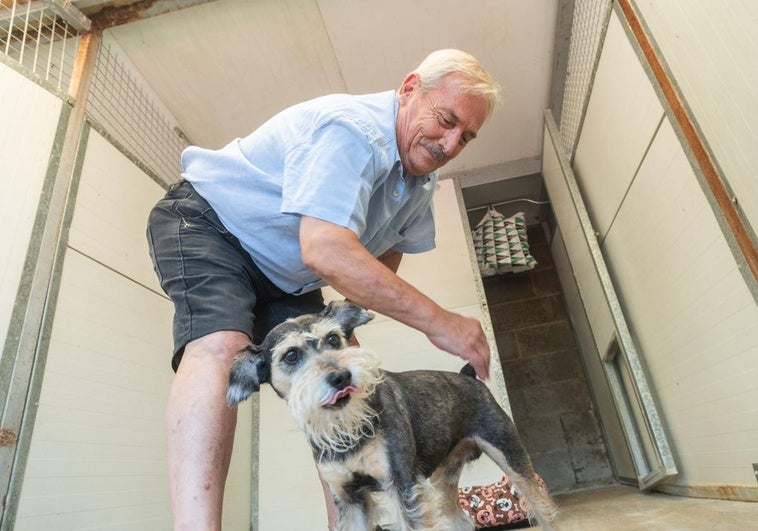 José Manuel Sastre, propietario del centro canino La Yosa con uno de los perros alojados.