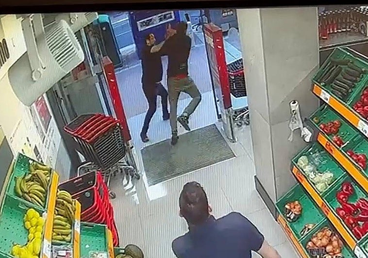 Johan Alberto Márquez trata de evitar que un ladrón salga de su súper de la avenida de Segovia la semana pasada.