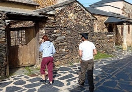 Turistas en un pueblo de Segovia, en una imagen de archivo.