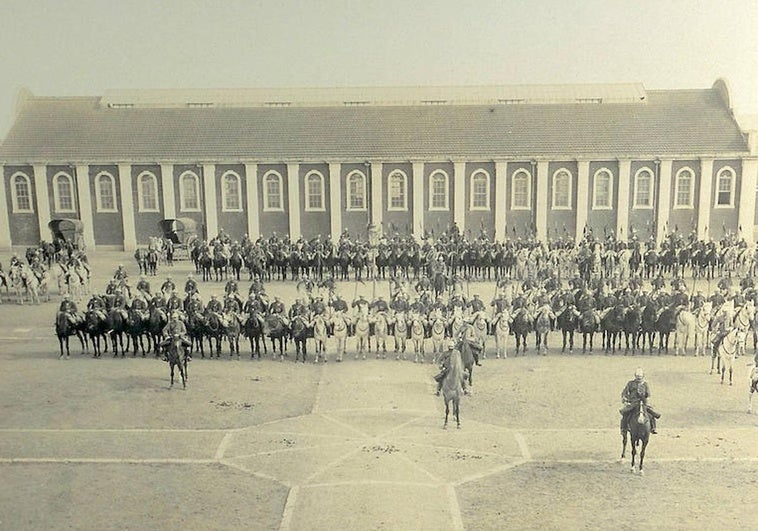 El regimiento de Caballería Farnesio formando en el patio del cuartel Conde Ansúrez al poco de su inauguración a principios del siglo XX.