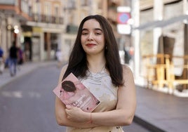 Ana Velasco, con su libro 'La moda en el franquismo'.