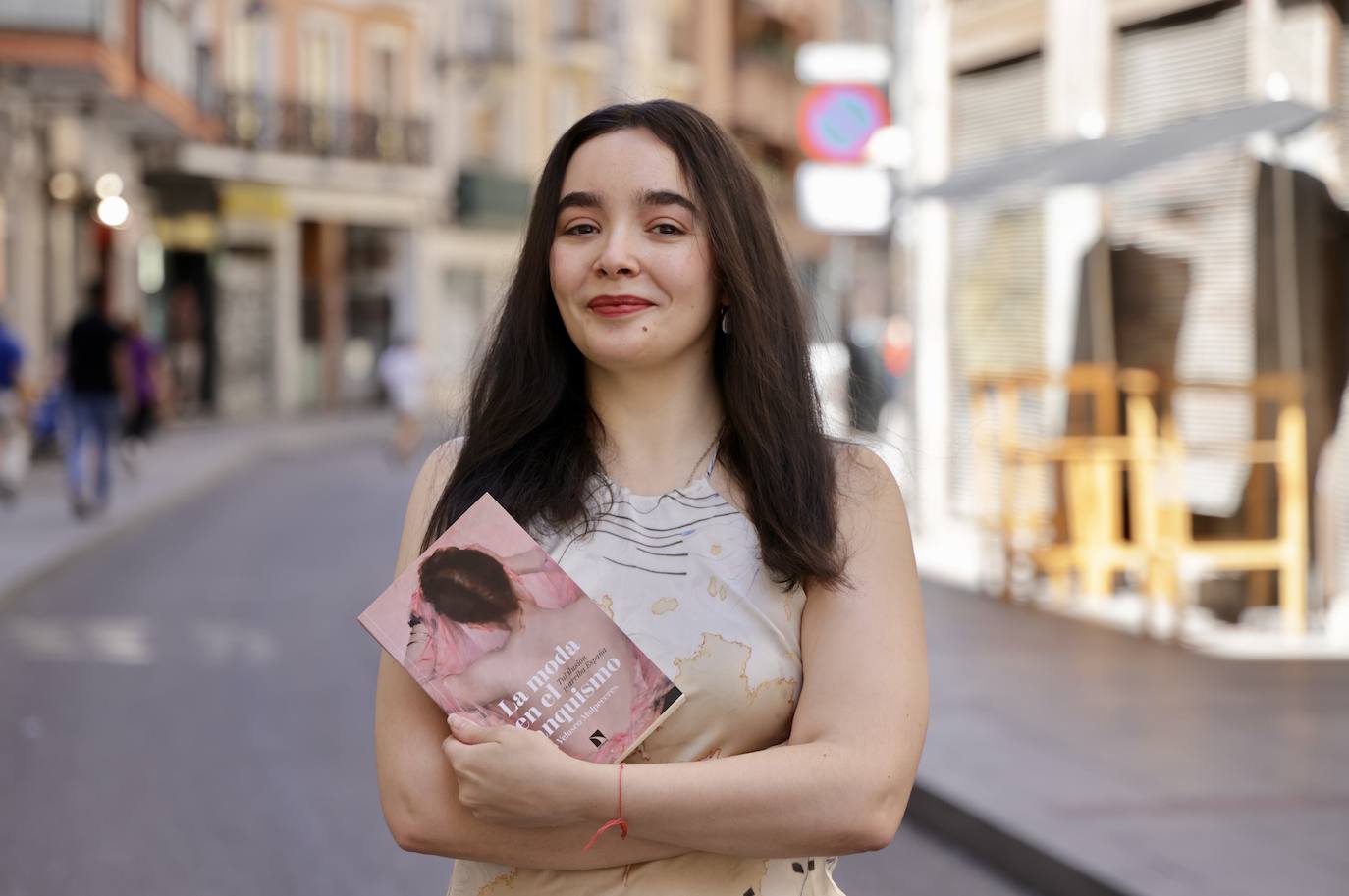 Ana Velasco, con su libro 'La moda en el franquismo'.