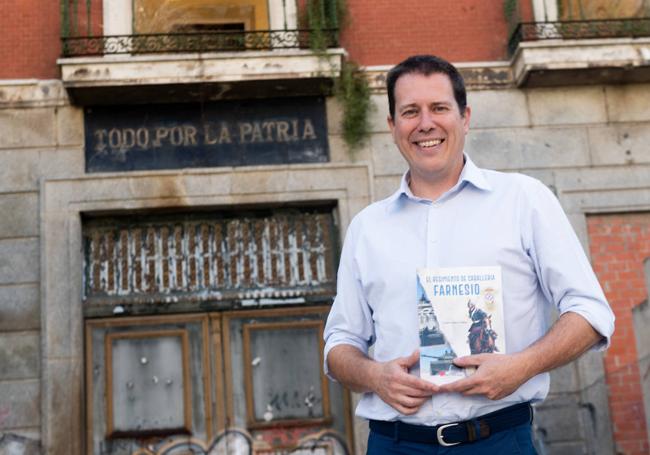 El periodista Carlos Molero posa con su nuevo libro frente a la puerta del cuartel Conde Ansúrez.