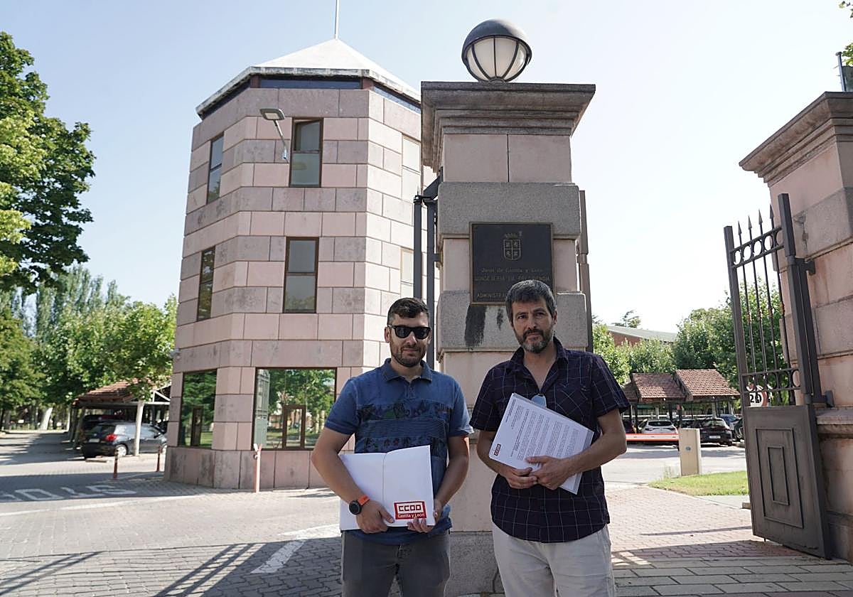 Representantes de CCOO han presentado este viernes 3.000 firmas para reclamar la convocatoria del concurso abierto y permanente.