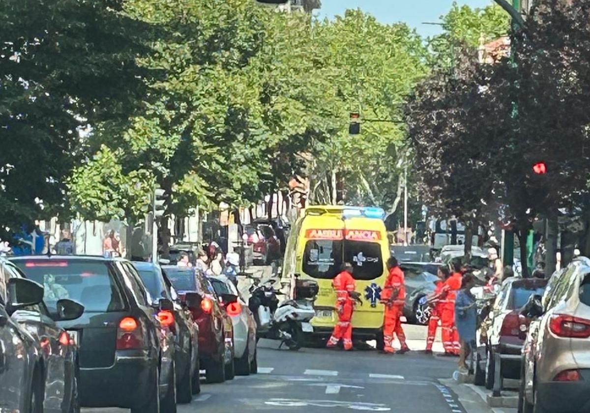 Ambulancia y Policía Municipal, este viernes en la calle Cervantes.