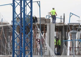 Obreros en un edificio en construcción en Segovia.